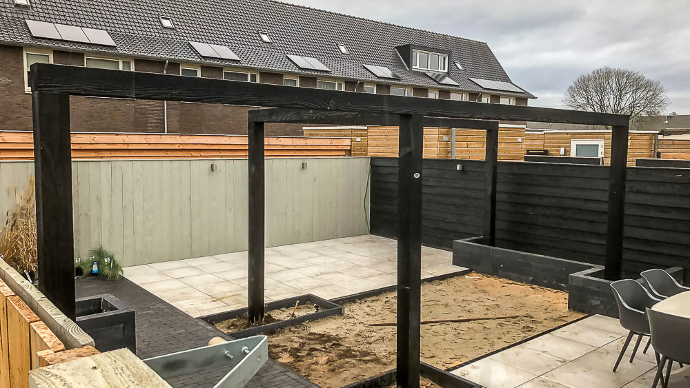 Zwarte Douglas pergola in nieuwbouwtuin