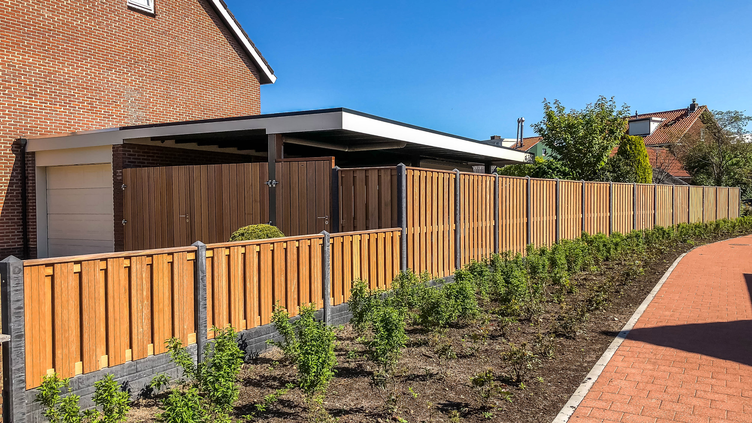 Bankari schutting met beton / steen frame