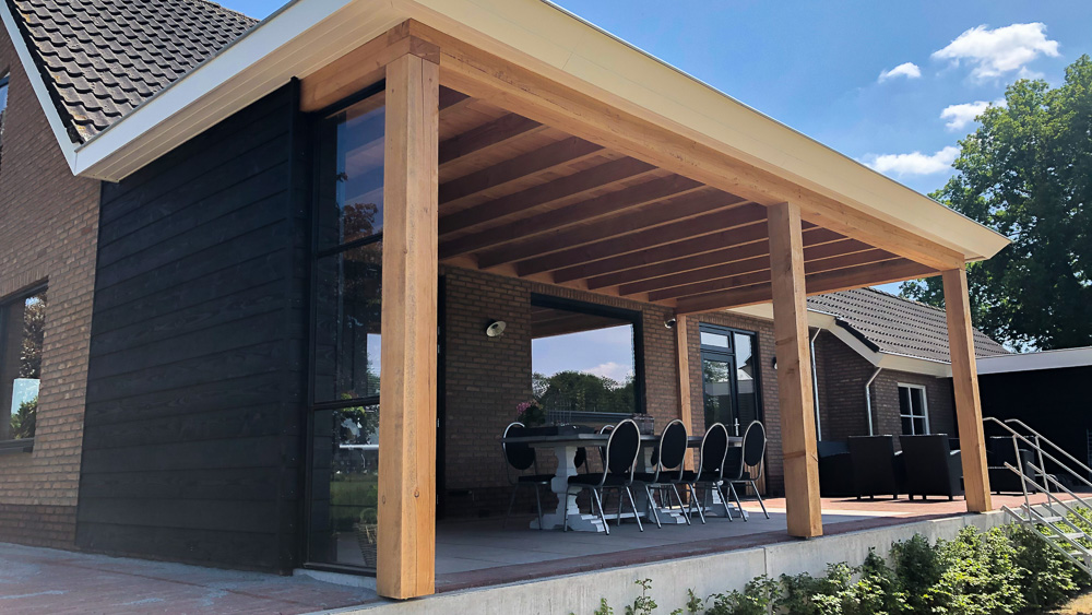 Strakke veranda terrasoverkapping met lichtkoepels