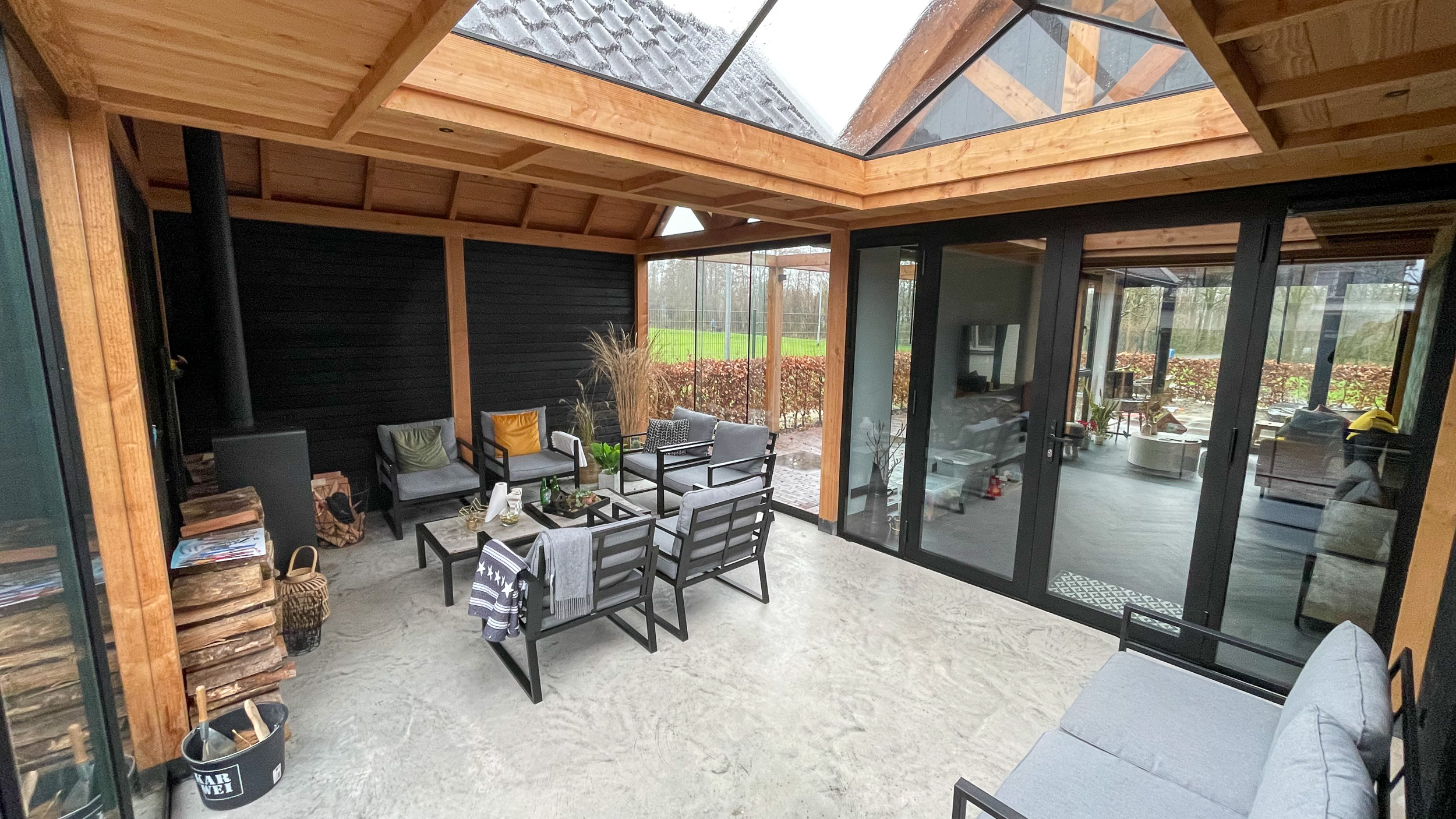 Riante veranda aan huis. Twee ruime kamers