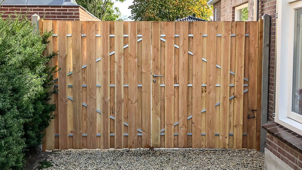 Stevige poortdeur van metaal en hout