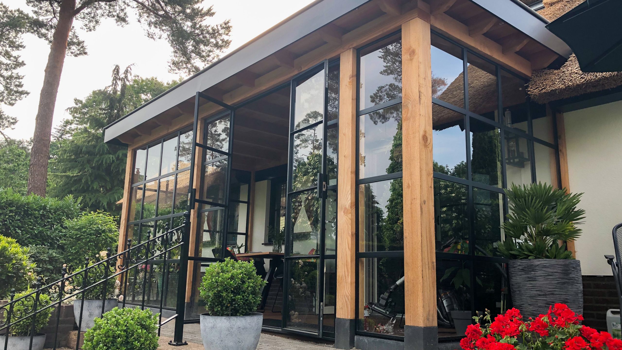 Grote veranda met stalen kozijnen