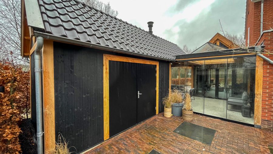 Veranda met glazen schuifpui