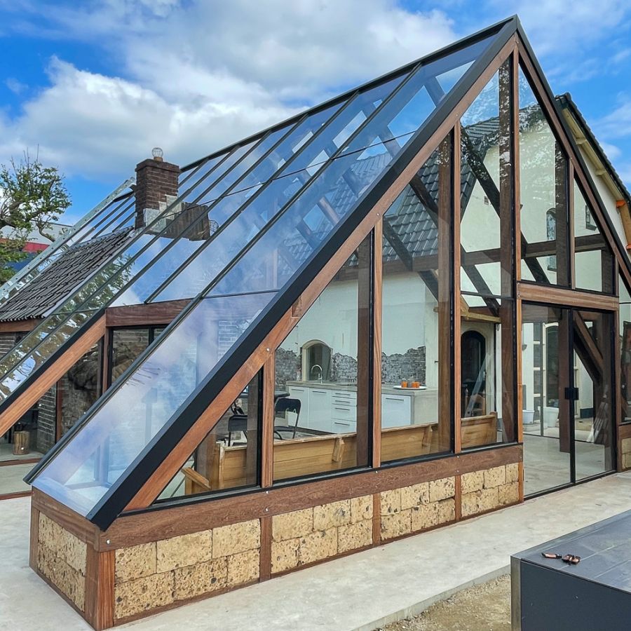 Hang- en sluitwerk op Douglas deur